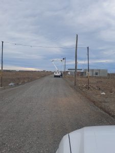 Servicios Públicos instala luminarias en accesos a barrios de Río Gallegos