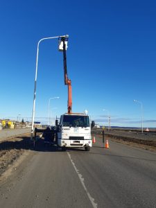 Servicios Públicos instala luminarias en accesos a barrios de Río Gallegos