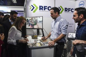 Alicia recorrió los stands del 2° Foro de Transición Energética