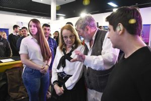Alicia recorrió los stands del 2° Foro de Transición Energética