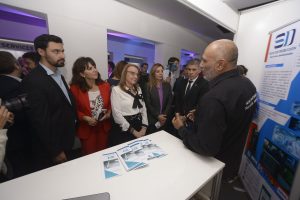 Alicia recorrió los stands del 2° Foro de Transición Energética