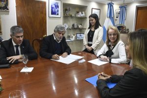 Alicia firmó convenios para fortalecer el desarrollo energético de Santa Cruz