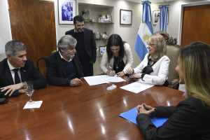 Alicia firmó convenios para fortalecer el desarrollo energético de Santa Cruz