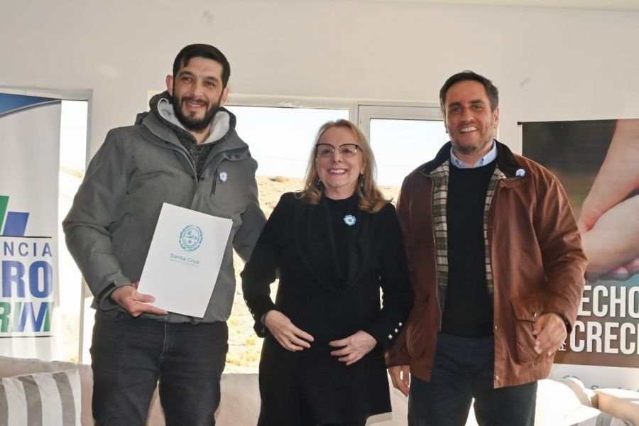 Perito Moreno: Alicia entregó aportes para fortalecer el Museo Histórico y Etnográfico "Cueva de las Manos”
