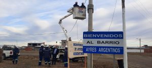Río Gallegos: Servicios Públicos instala iluminación en el acceso al barrio Ayres Argentinos