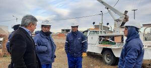 Río Gallegos: Servicios Públicos instala iluminación en el acceso al barrio Ayres Argentinos