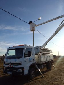 Río Gallegos: Servicios Públicos inició las labores para iluminar los accesos a barrios desde la Ruta 3