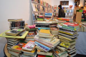 Editoriales y libreros dicen "presente" en la 29° Feria Provincial del Libro