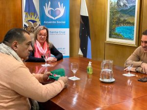 Alicia firmó el convenio para la ampliación del Hospital de Los Antiguos