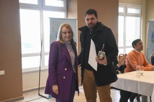 Alicia entregó certificados de posesión de tierras a familias de Río Gallegos
