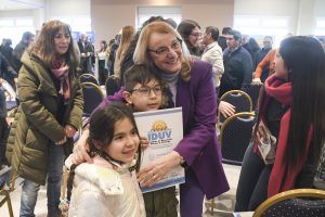 Alicia entregó certificados de posesión de tierras a familias de Río Gallegos