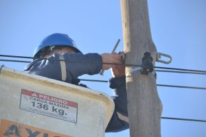 Destacan obras para regularizar el suministro eléctrico en el barrio Santa Cruz