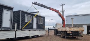 Servicios Públicos instala nuevos módulos para oficinas en la planta de ósmosis de Puerto Deseado