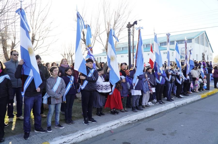 El pueblo de Santa Cruz conmemoró el 207° Aniversario de la Declaración de la Independencia en Piedra Buena