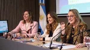 Alicia participó de la apertura de diplomatura de FLACSO