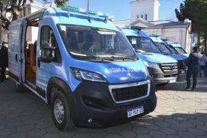 Fortalecimiento del segundo nivel sanitario: Alicia entregó ambulancias a seis localidades de Santa Cruz