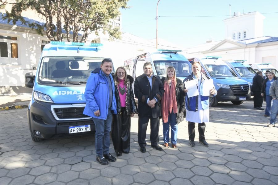 Fortalecimiento del segundo nivel sanitario: Alicia entregó ambulancias a seis localidades de Santa Cruz