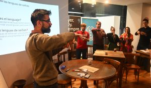 Se realiza Taller de Lengua de Señas Argentina en la Casa de Santa Cruz
