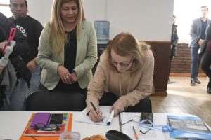 Alicia entregó el histórico Convenio Colectivo de Trabajo de Salud