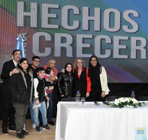 El sueño de la casa propia: Alicia entregó viviendas a 47 familias de Río Gallegos