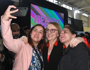 El sueño de la casa propia: Alicia entregó viviendas a 47 familias de Río Gallegos
