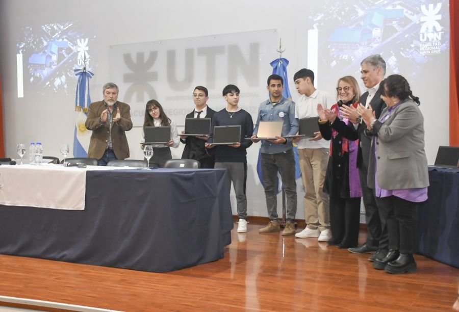 Alicia entregó equipos a la Escuela Industrial de Procesos Energéticos de Río Gallegos