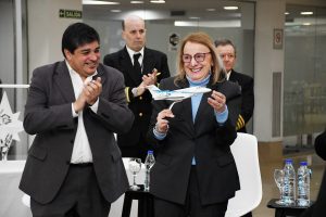 Hechos Para Crecer: Alicia presentó “La Cruz del Sur”, el nuevo avión sanitario de la provincia
