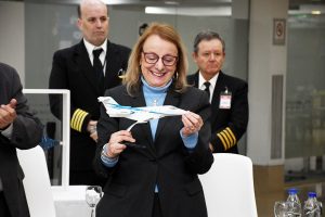Hechos Para Crecer: Alicia presentó “La Cruz del Sur”, el nuevo avión sanitario de la provincia