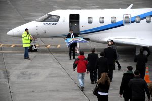 Hechos Para Crecer: Alicia presentó “La Cruz del Sur”, el nuevo avión sanitario de la provincia