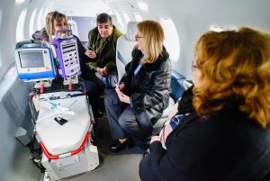 Hechos Para Crecer: Alicia presentó “La Cruz del Sur”, el nuevo avión sanitario de la provincia