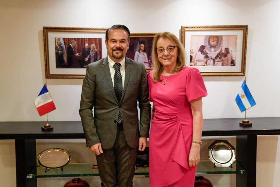 Fortalecimiento de los vínculos internacionales: Alicia recibió al embajador de Francia en la Casa de Santa Cruz