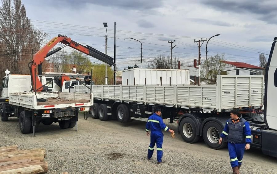 Arribaron materiales para avanzar en el tendido eléctrico hacia Monte León