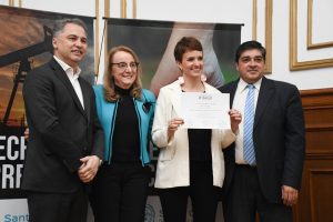 Alicia entregó certificados y ambulancias en Santa Cruz