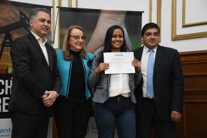 Alicia entregó certificados y ambulancias en Santa Cruz