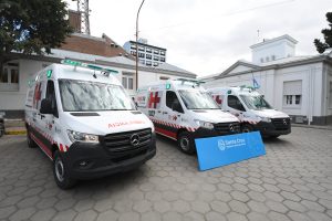 Alicia entregó certificados y ambulancias en Santa Cruz