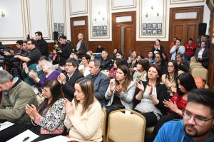 Alicia entregó certificados y ambulancias en Santa Cruz
