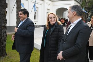 Alicia entregó certificados y ambulancias en Santa Cruz