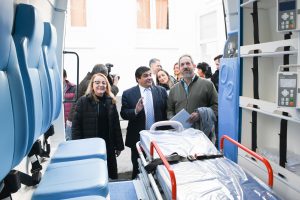 Alicia entregó certificados y ambulancias en Santa Cruz