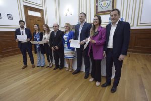 Alicia entregó los certificados de la Especialización en Administración Financiera del Sector Público