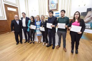 Alicia entregó los certificados de la Especialización en Administración Financiera del Sector Público