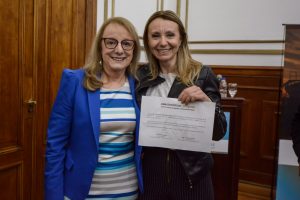 Alicia entregó los certificados de la Especialización en Administración Financiera del Sector Público