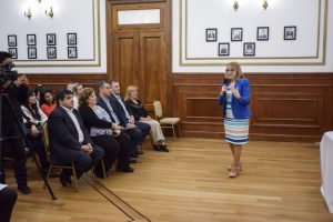 Alicia entregó los certificados de la Especialización en Administración Financiera del Sector Público