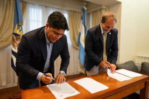Vidal firmó convenio marco para mejorar las posibilidades de trabajo en Santa Cruz