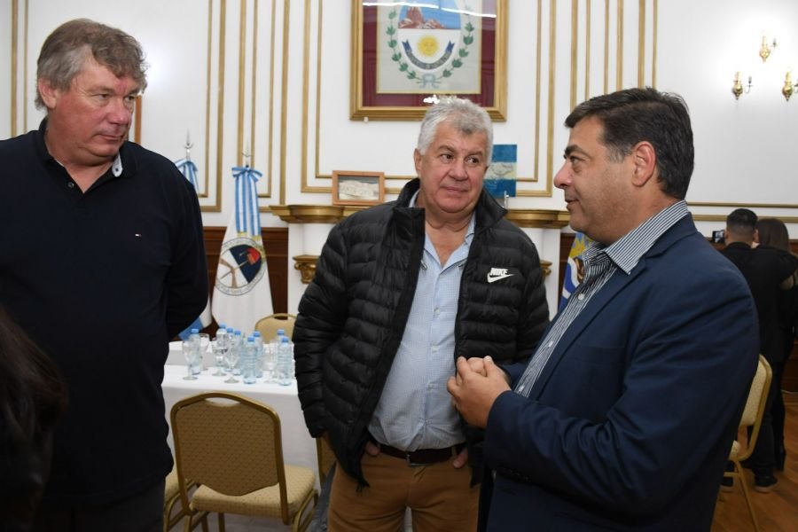 El Gobierno firmó un convenio con empresas para garantizar la provisión de merluza a sectores sociales
