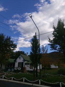 28 de Noviembre: Servicios Públicos instala luminaria en Rospentek Aike