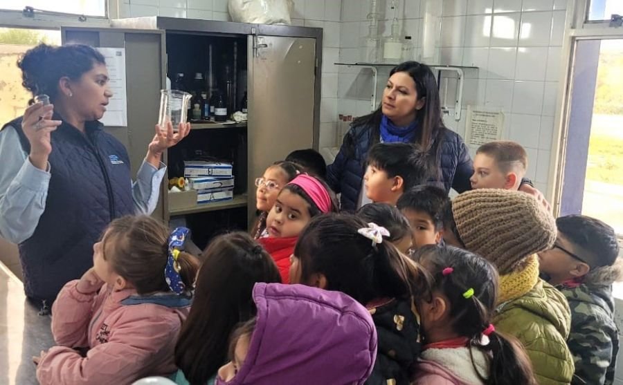 La Escuela “Isla Pavón” realizó una visita a Servicios Públicos