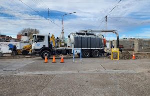 Servicios Públicos continúa la reparación de un caño troncal de la red de cloaca en Truncado