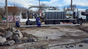 Servicios Públicos continúa la reparación de un caño troncal de la red de cloaca en Truncado
