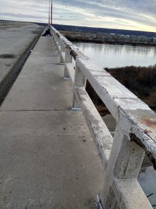 Servicios Públicos realiza trabajos en el puente de Piedra Buena