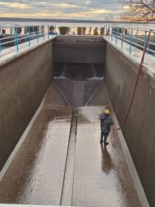 Comenzaron las tareas de limpieza en la Planta Potabilizadora de Agua en Puerto Santa Cruz